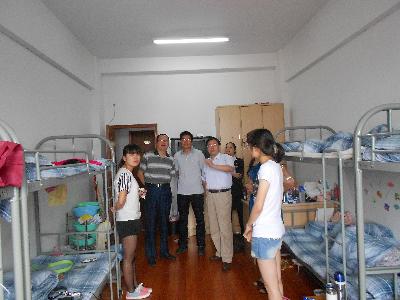 院领导们视察实习生宿舍，了解同学们的住宿及实习情况